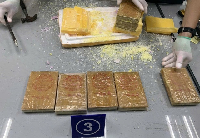 Tiếp tay vận chuyển 2kg ma túy sang Úc, hai bị cáo lĩnh án 44 năm tù- Ảnh 1. Tiếp tay vận chuyển 2kg ma túy sang Úc, hai bị cáo lĩnh án 44 năm tù- Ảnh 1.