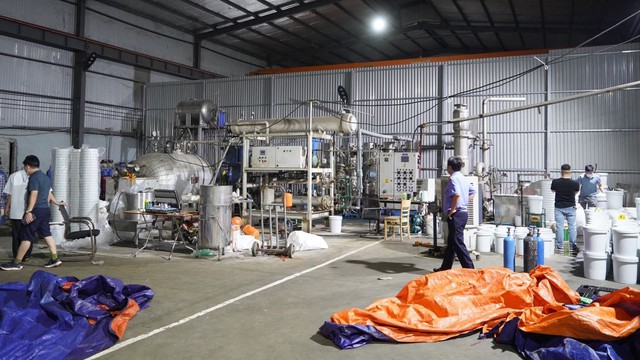 Triệt phá đường dây cực lớn sản xuất, mua bán 65 tấn khí cười- Ảnh 2. Triệt phá đường dây cực lớn sản xuất, mua bán 65 tấn khí cười- Ảnh 2.
