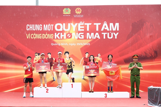 Hơn 5.000 người tham gia chạy 'Vì cộng đồng không ma túy' tại Quảng Ninh- Ảnh 3. Hơn 5.000 người tham gia chạy 'Vì cộng đồng không ma túy' tại Quảng Ninh- Ảnh 3.