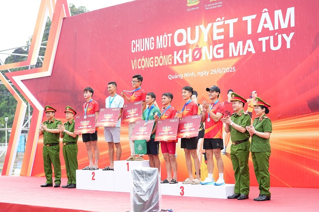Hơn 5.000 người tham gia chạy 'Vì cộng đồng không ma túy' tại Quảng Ninh- Ảnh 2. Hơn 5.000 người tham gia chạy 'Vì cộng đồng không ma túy' tại Quảng Ninh- Ảnh 2.