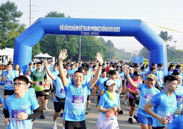 Hơn 1 nghìn người chạy vì cộng đồng không kỳ thị HIV/AIDS- Ảnh 2. Hơn 1 nghìn người chạy vì cộng đồng không kỳ thị HIV/AIDS- Ảnh 2.