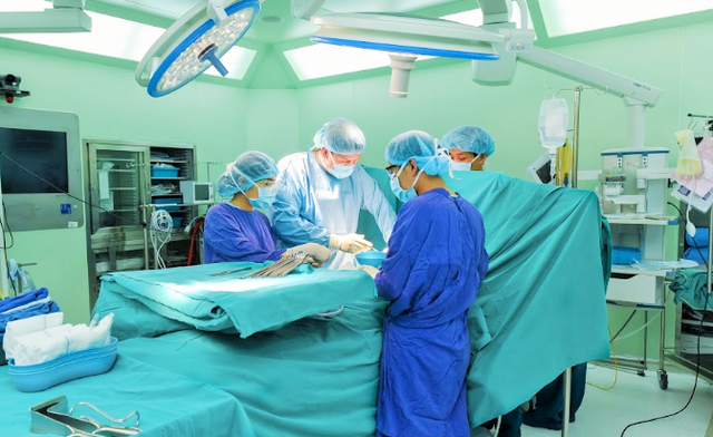 Người đàn ông nhiễm HIV hồi sinh nhờ thận vợ hiến tặng- Ảnh 1.