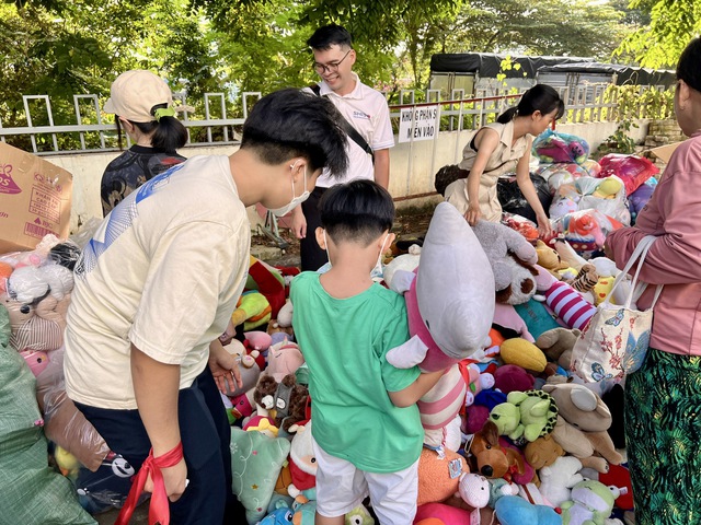 ‘Tiếp bước đến trường’ cho trẻ em bị ảnh hưởng bởi HIV/AIDS- Ảnh 3. ‘Tiếp bước đến trường’ cho trẻ em bị ảnh hưởng bởi HIV/AIDS- Ảnh 3.