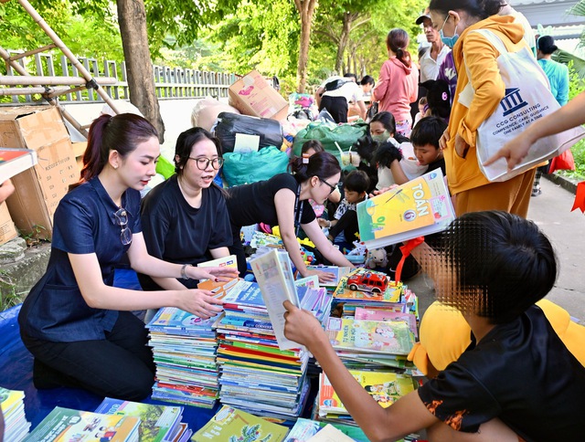 ‘Tiếp bước đến trường’ cho trẻ em bị ảnh hưởng bởi HIV/AIDS- Ảnh 2. ‘Tiếp bước đến trường’ cho trẻ em bị ảnh hưởng bởi HIV/AIDS- Ảnh 2.