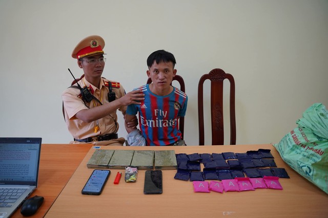 Bắt đối tượng vận chuyển 4 bánh heroin và 6.000 viên ma túy- Ảnh 1.