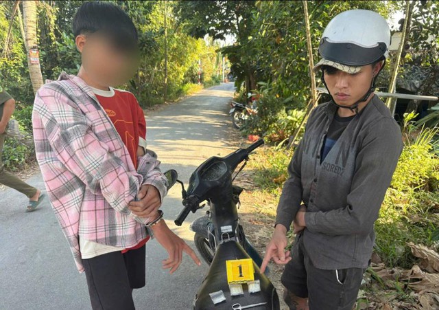 Bắt quả tang hai thanh niên giấu 23 bịch ma túy trên người - Ảnh 1.