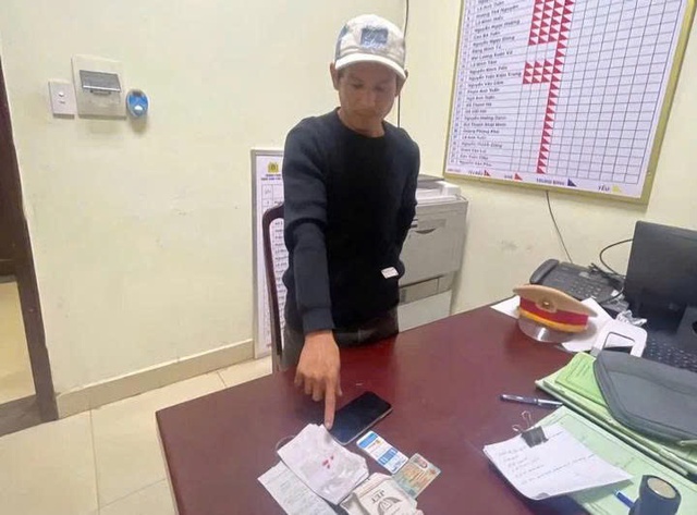 CSGT thành phố Huế phát hiện nhiều tài xế xe đầu kéo dương tính, tàng trữ trái phép ma túy- Ảnh 1.