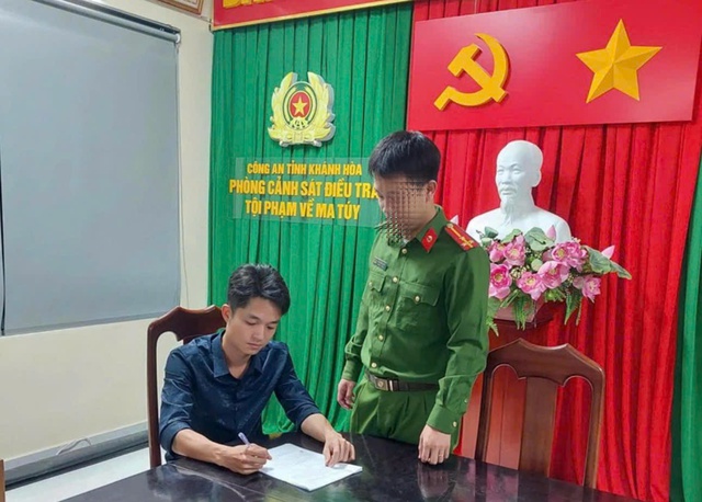 Đối tượng truy nã về ma túy ra đầu thú sau khi nhận thư kêu gọi- Ảnh 1.