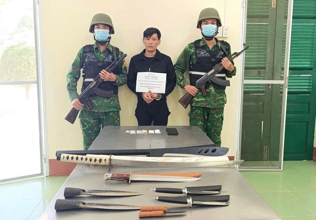 Bắt giữ đối tượng tàng trữ ma túy, phát hiện thêm nhiều hung khí- Ảnh 1. Bắt giữ đối tượng tàng trữ ma túy, phát hiện thêm nhiều hung khí- Ảnh 1.