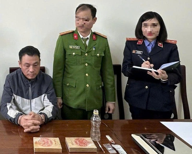 Bắt đối tượng mua ma túy từ nước ngoài, thu giữ 2 bánh heroin và vũ khí- Ảnh 1.