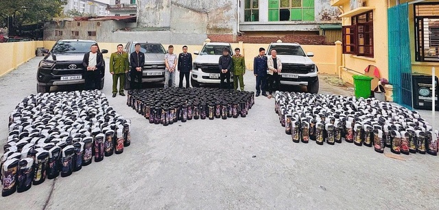 Bắt giữ đối tượng vận chuyển khoảng 9kg cần sa khô trà trộn trong thùng bánh kẹo - Ảnh 2. Bắt giữ đối tượng vận chuyển khoảng 9kg cần sa khô trà trộn trong thùng bánh kẹo - Ảnh 2.
