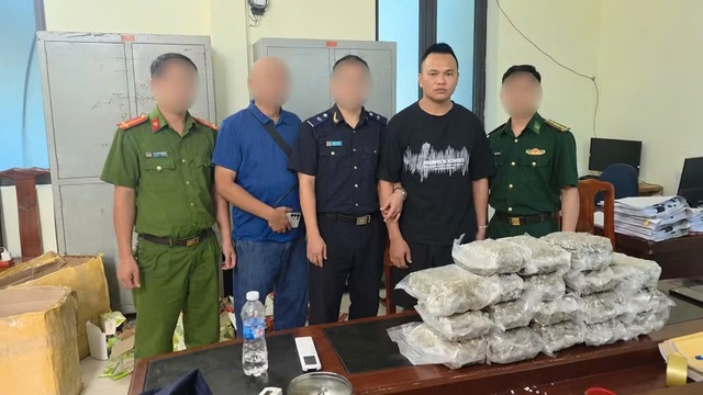 Hải quan phát hiện gần 11kg cần sa trên xe khách qua biên giới- Ảnh 1. Hải quan phát hiện gần 11kg cần sa trên xe khách qua biên giới- Ảnh 1.