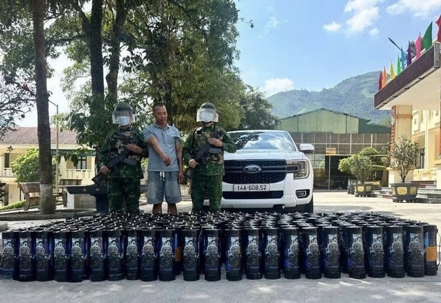Hải quan phát hiện gần 11kg cần sa trên xe khách qua biên giới- Ảnh 3. Hải quan phát hiện gần 11kg cần sa trên xe khách qua biên giới- Ảnh 3.