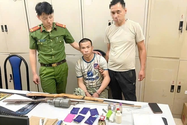 Bắt giữ đối tượng tàng trữ, mua bán gần 1000 viên ma túy và súng đạn ở Sơn La - Ảnh 1.