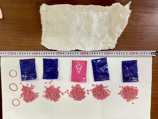 Bắt 2 đối tượng, thu giữ 2.400 viên ma túy tổng hợp tại nhà nghỉ- Ảnh 1. Bắt 2 đối tượng, thu giữ 2.400 viên ma túy tổng hợp tại nhà nghỉ- Ảnh 1.