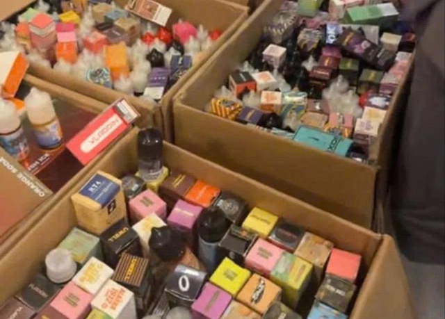 Bắt giữ 'trùm' bán thuốc lá điện tử ở TPHCM- Ảnh 2.