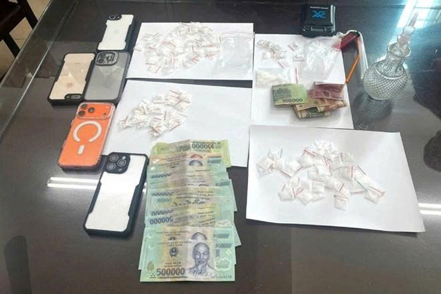 Triệt phá đường dây ma túy ở Ninh Bình, thu giữ 92 túi ma túy đá- Ảnh 1.