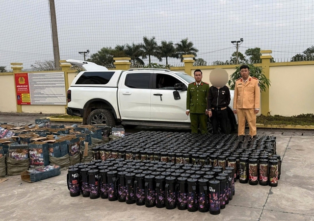 Phát hiện, bắt giữ xe bán tải chở 390 bình 'khí cười' tại Quảng Ninh - Ảnh 1.