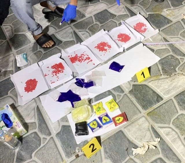 Phát hiện, thu giữ hơn 1.100 viên ma túy hồng phiến từ đối tượng quản lý sau cai- Ảnh 1.