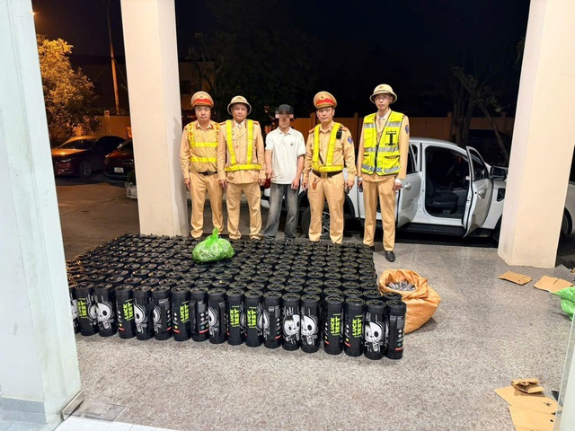 Quảng Ninh: Bắt giữ xe bán tải vận chuyển 200 bình khí cười trong đêm- Ảnh 1.