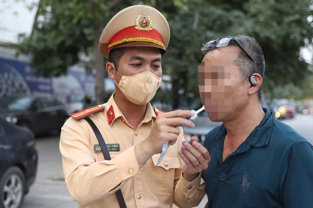 Hà Nội tăng cường kiểm tra nồng độ cồn, ma túy đối với lái xe đưa đón học sinh- Ảnh 1.
