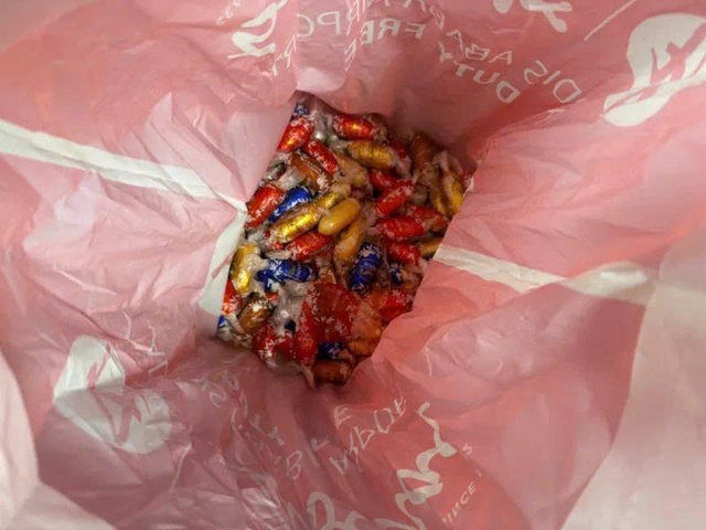 Phát hiện 5kg ma túy ngụy trang trong ống bánh kẹo nhập khẩu qua Nội Bài- Ảnh 2.