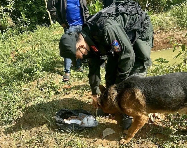 Cảnh khuyển giúp công an tìm thấy 2,5 kg ma túy các nghi phạm cất giấu- Ảnh 1.