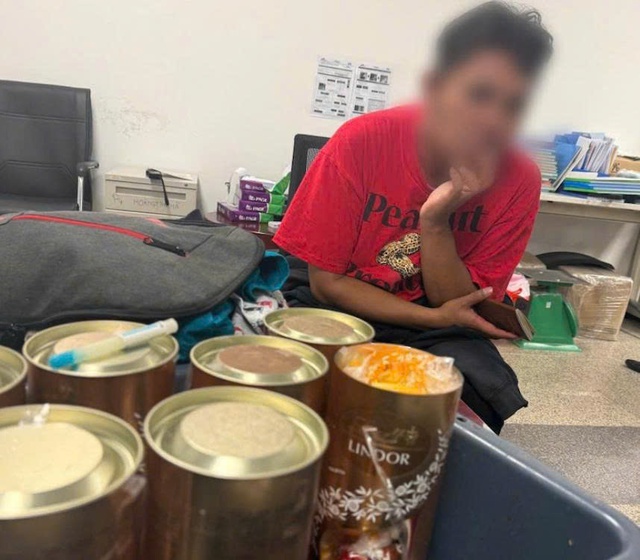 Phát hiện 5kg ma túy ngụy trang trong ống bánh kẹo nhập khẩu qua Nội Bài- Ảnh 1.