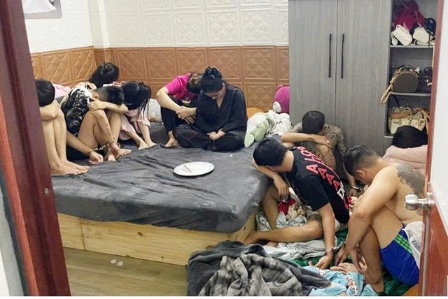 Bắt quả tang nhóm thanh niên tổ chức 'tiệc ma tuý' trong phòng ngủ- Ảnh 1.