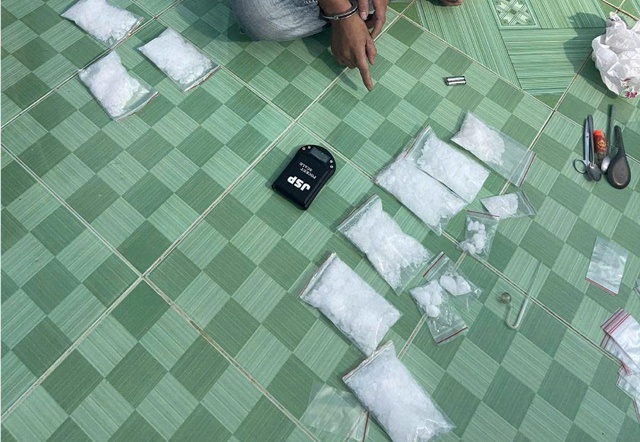 Tạm giữ đối tượng mua bán, tàng trữ trái phép ma túy, thu giữ 1kg ma túy- Ảnh 1. Tạm giữ đối tượng mua bán, tàng trữ trái phép ma túy, thu giữ 1kg ma túy- Ảnh 1.