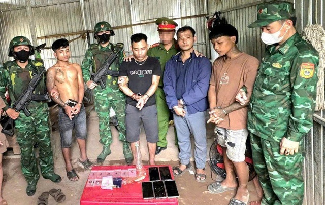 Tạm giữ đối tượng mua bán, tàng trữ trái phép ma túy, thu giữ 1kg ma túy- Ảnh 2. Tạm giữ đối tượng mua bán, tàng trữ trái phép ma túy, thu giữ 1kg ma túy- Ảnh 2.