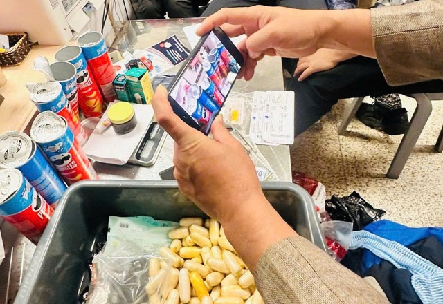 Thu giữ 3,6kg ma túy ngụy trang trong các hộp bim bim nhập cảnh qua đường hàng không- Ảnh 1.