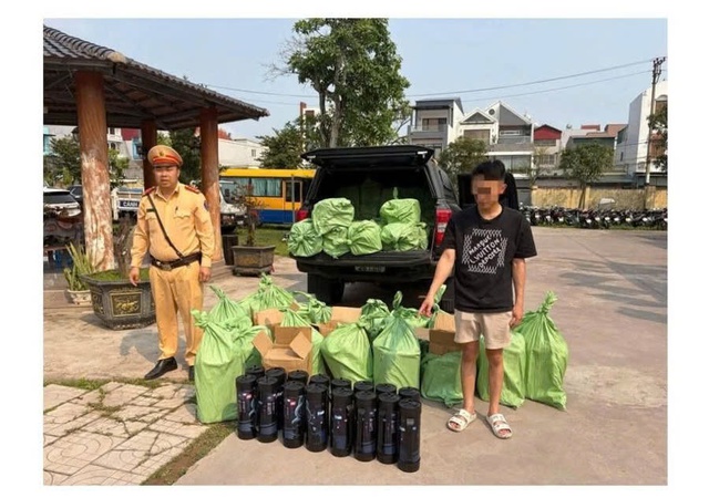 Kiểm tra xe bán tải lúc rạng sáng, phát hiện 240 bình khí cười- Ảnh 1.