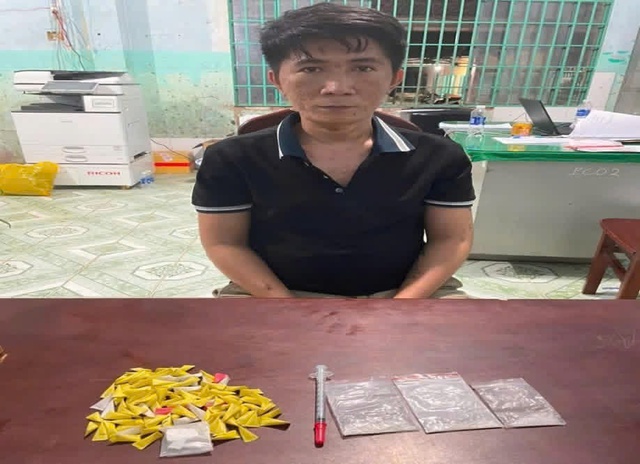 Kiểm tra xe bán tải lúc rạng sáng, phát hiện 240 bình khí cười- Ảnh 2.