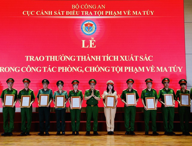 Trao thưởng cho 26 tập thể có thành tích xuất sắc trong công tác phòng, chống tội phạm ma túy- Ảnh 3. Trao thưởng cho 26 tập thể có thành tích xuất sắc trong công tác phòng, chống tội phạm ma túy- Ảnh 3.