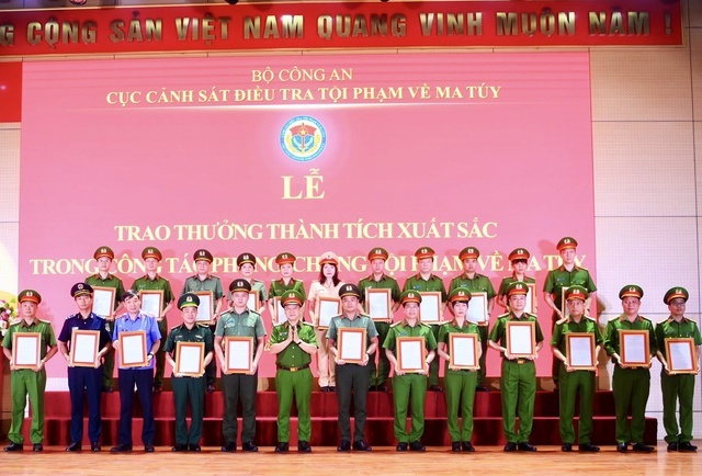Trao thưởng cho 26 tập thể có thành tích xuất sắc trong công tác phòng, chống tội phạm ma túy- Ảnh 4. Trao thưởng cho 26 tập thể có thành tích xuất sắc trong công tác phòng, chống tội phạm ma túy- Ảnh 4.