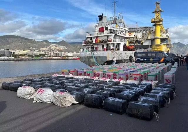Tây Ban Nha thu giữ 40 tấn cocaine ngoài khơi bờ biển Tây Phi - Ảnh 1.