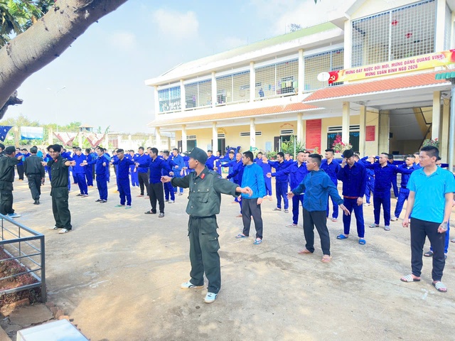 Hưng Yên: Tổ chức học tập đội ngũ, trật tự nội vụ và kỹ năng sống cho học viên cai nghiện- Ảnh 2.