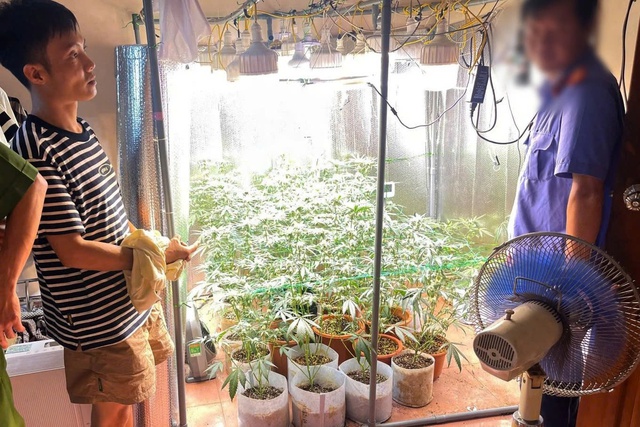 Bắt giữ nghi phạm giấu ma túy trong mũ bảo hiểm để vận chuyển qua biên giới- Ảnh 2. Bắt giữ nghi phạm giấu ma túy trong mũ bảo hiểm để vận chuyển qua biên giới- Ảnh 2.