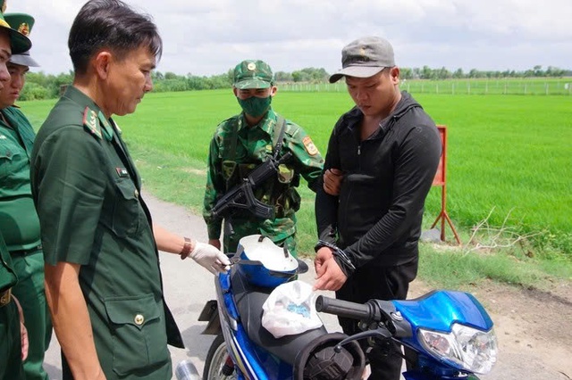 Bắt giữ nghi phạm giấu ma túy trong mũ bảo hiểm để vận chuyển qua biên giới- Ảnh 1. Bắt giữ nghi phạm giấu ma túy trong mũ bảo hiểm để vận chuyển qua biên giới- Ảnh 1.