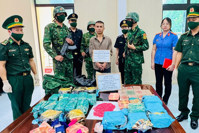 Biên phòng Hà Tĩnh khởi tố đối tượng vận chuyển trái phép 27kg ma túy- Ảnh 1.