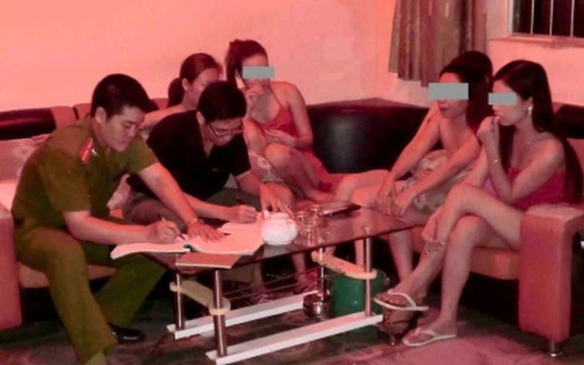 Mẹ vợ cùng 2 con rể bị truy tố trong vụ chứa chấp và môi giới mại dâm- Ảnh 1.