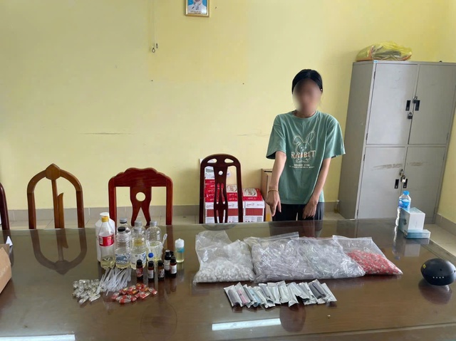 Khởi tố các ‘nữ quái’ trong đường dây mua bán ‘Pod chill’ chứa ma túy- Ảnh 2. Khởi tố các ‘nữ quái’ trong đường dây mua bán ‘Pod chill’ chứa ma túy- Ảnh 2.