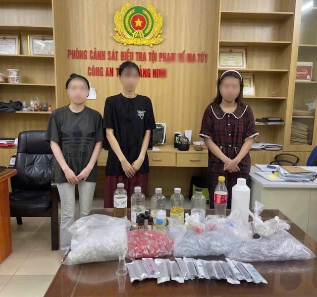 Khởi tố các ‘nữ quái’ trong đường dây mua bán ‘Pod chill’ chứa ma túy- Ảnh 1. Khởi tố các ‘nữ quái’ trong đường dây mua bán ‘Pod chill’ chứa ma túy- Ảnh 1.