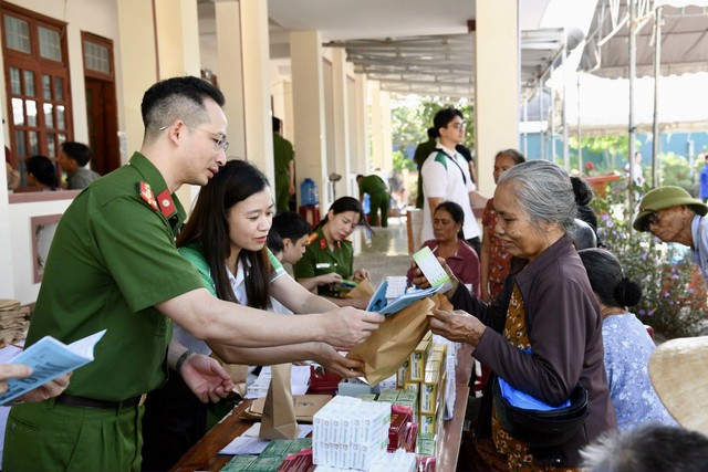 Khám bệnh, cấp thuốc miễn phí và lan tỏa thông điệp không ma túy tại Quảng Trị- Ảnh 3. Khám bệnh, cấp thuốc miễn phí và lan tỏa thông điệp không ma túy tại Quảng Trị- Ảnh 3.