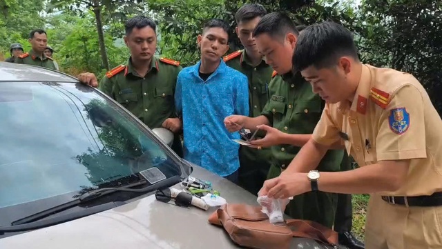 Đối tượng ngụy trang bằng tóc giả vẫn sa lưới vì tàng trữ ma túy- Ảnh 1. Đối tượng ngụy trang bằng tóc giả vẫn sa lưới vì tàng trữ ma túy- Ảnh 1.