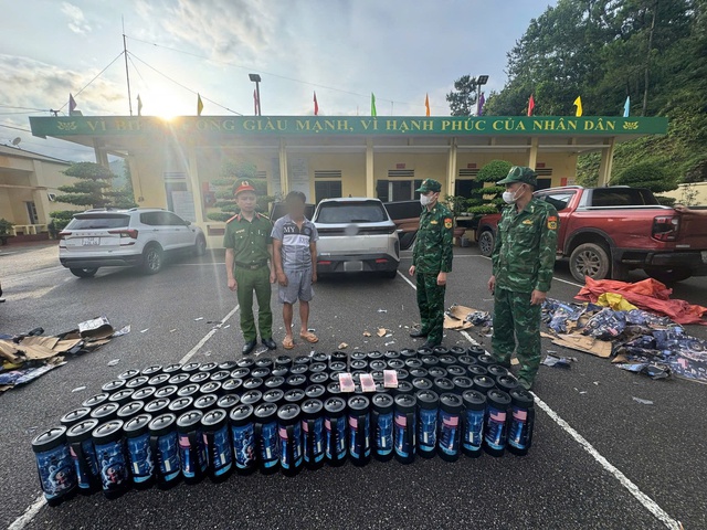 Công an TP. Hà Nội bắt giữ đối tượng biến nhà thành vườn cần sa- Ảnh 2. Công an TP. Hà Nội bắt giữ đối tượng biến nhà thành vườn cần sa- Ảnh 2.