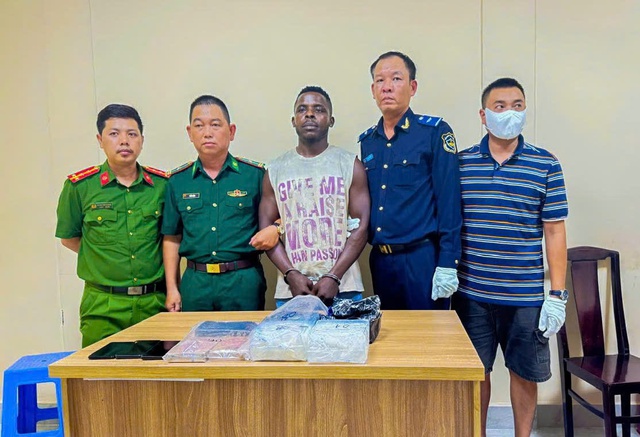 Bắt giữ người nước ngoài vận chuyển ma túy từ Lào vào Việt Nam- Ảnh 1. Bắt giữ người nước ngoài vận chuyển ma túy từ Lào vào Việt Nam- Ảnh 1.