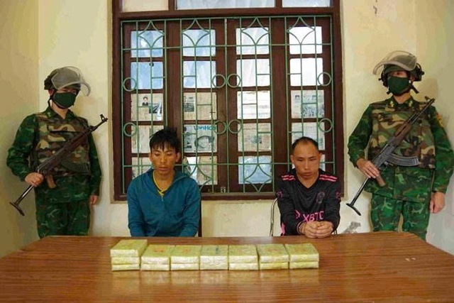 Bắt giữ hai đối tượng vận chuyển trái phép 15 bánh heroin- Ảnh 1.