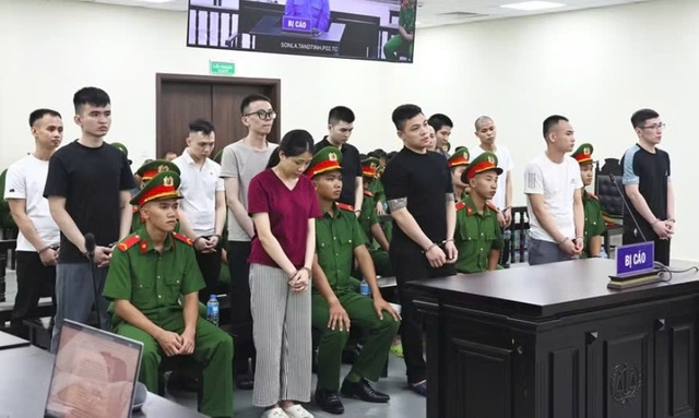 Xét xử 14 bị can trong đường dây ma túy, kẻ cầm đầu lãnh án tử hình- Ảnh 1. Xét xử 14 bị can trong đường dây ma túy, kẻ cầm đầu lãnh án tử hình- Ảnh 1.